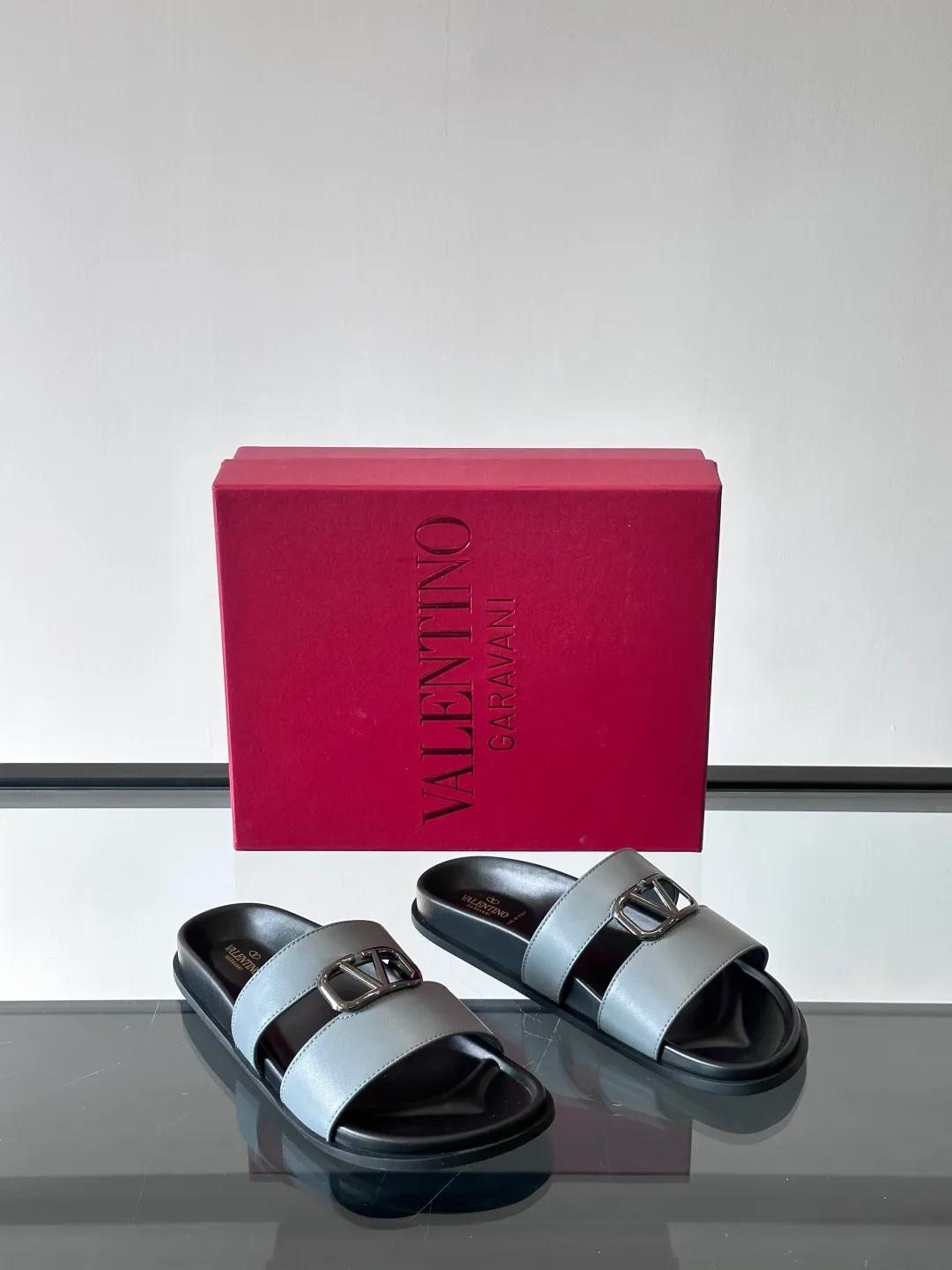 Men's shoes 💰p320 "VALENTINO" Valentino Men's 🧍‍♂️ Spring and summer new style metal rivet flat slippers, elegant sandals, the same style worn by celebrities, original molding, imported calfskin. Rubber outsole. Soft and durable, full set of counter packaging size: 39-44 (customized at 38.45.46)